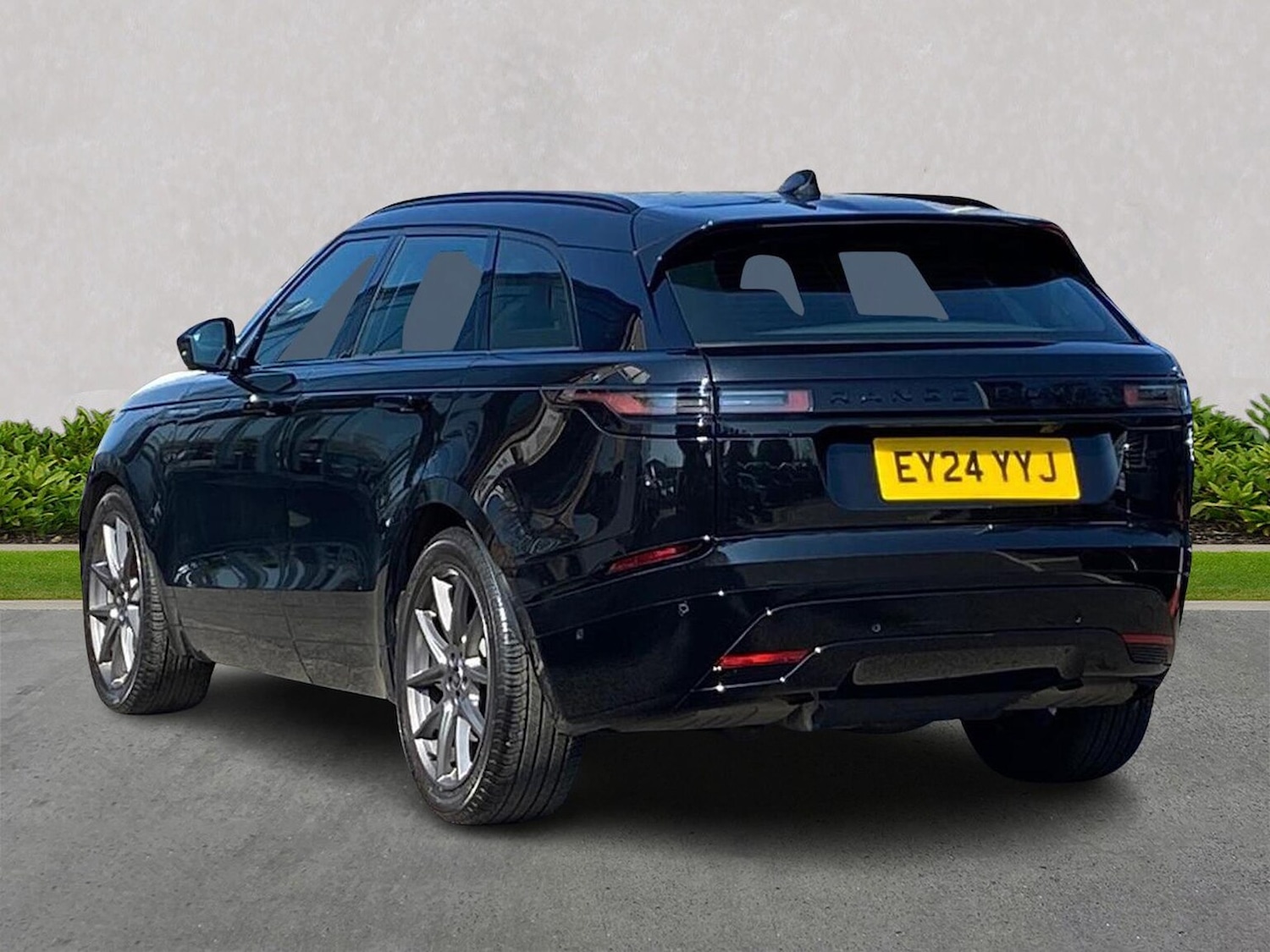 Used Land Rover Range Rover Velar 2024 for sale - 76114299: Photo 2