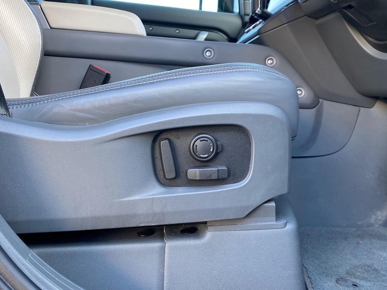 Used Land Rover Defender 2023 for sale - 76707521: Photo 37