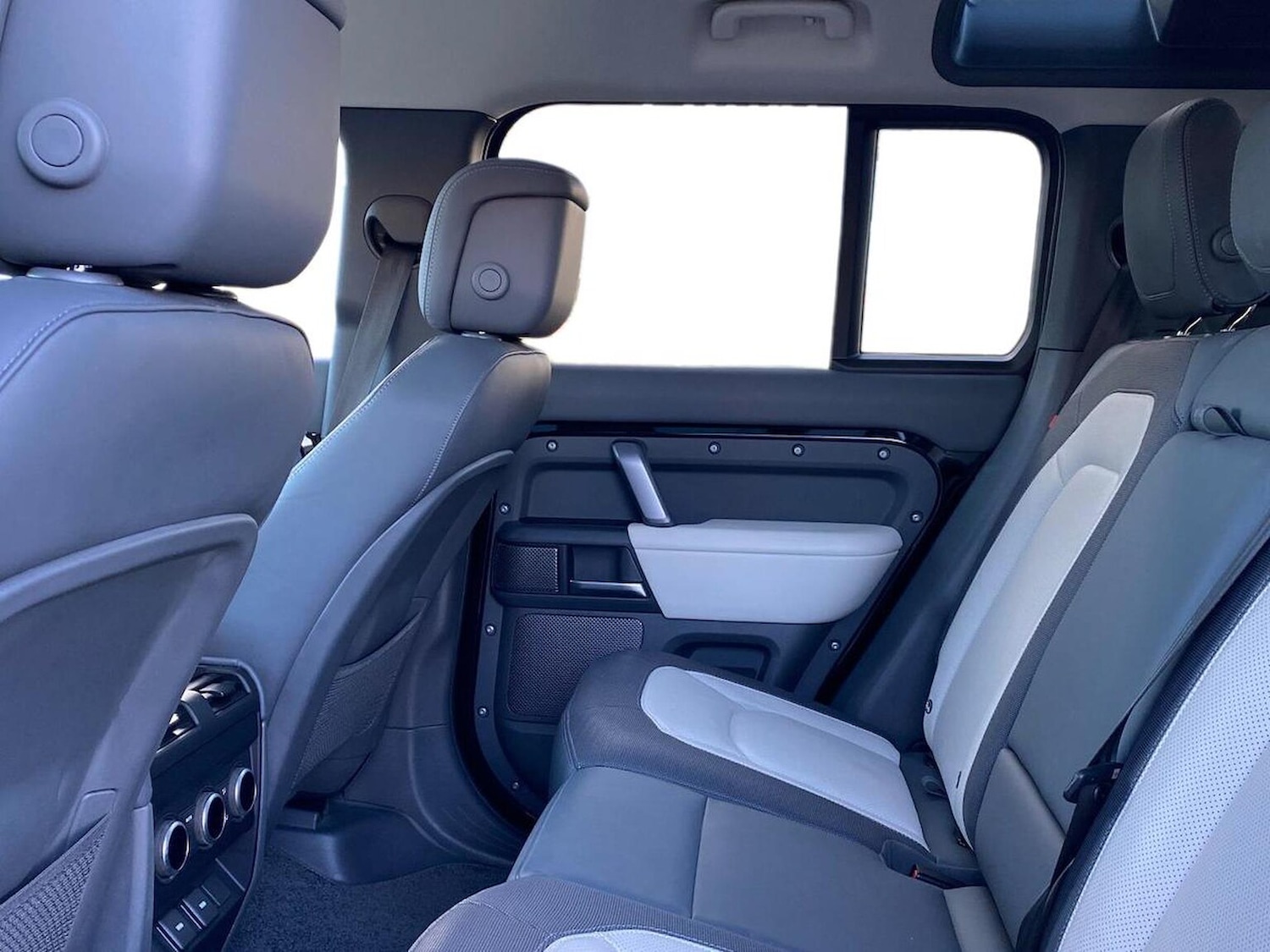 Used Land Rover Defender 2023 for sale - 76707521: Photo 4