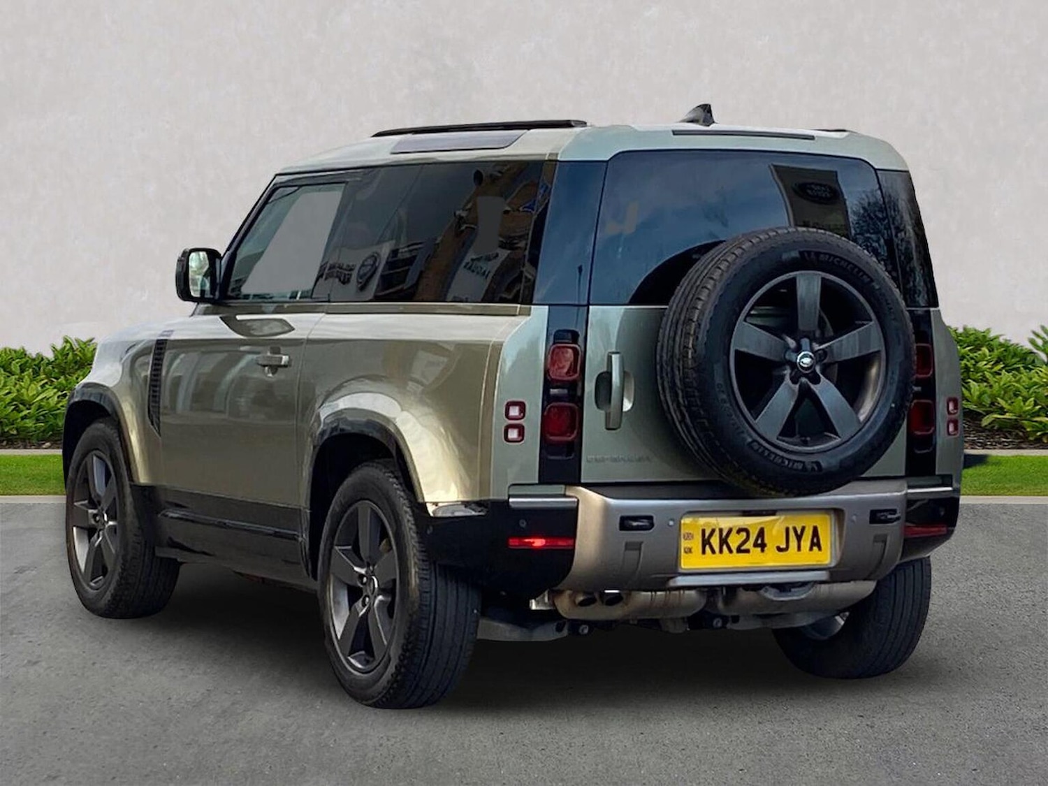 Used Land Rover Defender 2024 for sale - 76982892: Photo 2