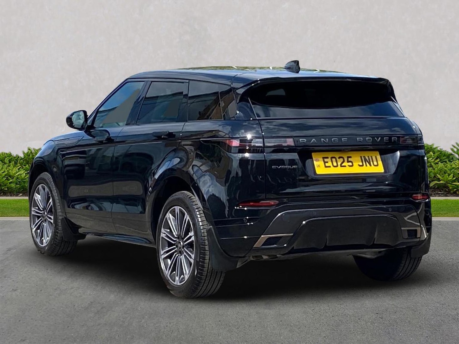 Used Land Rover Range Rover Evoque 2025 for sale - 76129043: Photo 2