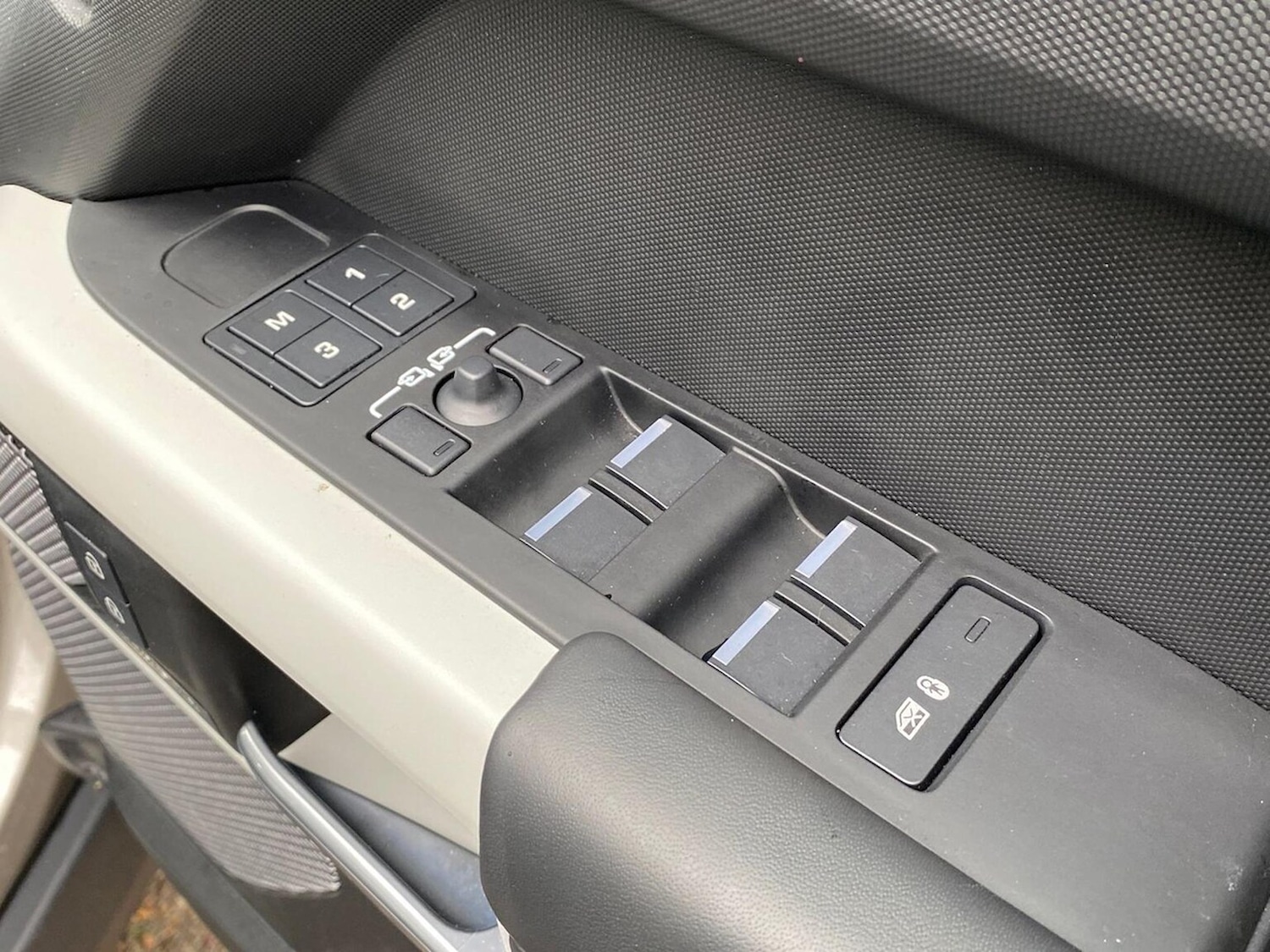 Used Land Rover Defender 2024 for sale - 76492420: Photo 25