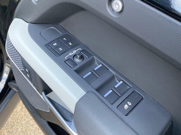 Used Land Rover Defender 2023 for sale - 76211981: Photo 25