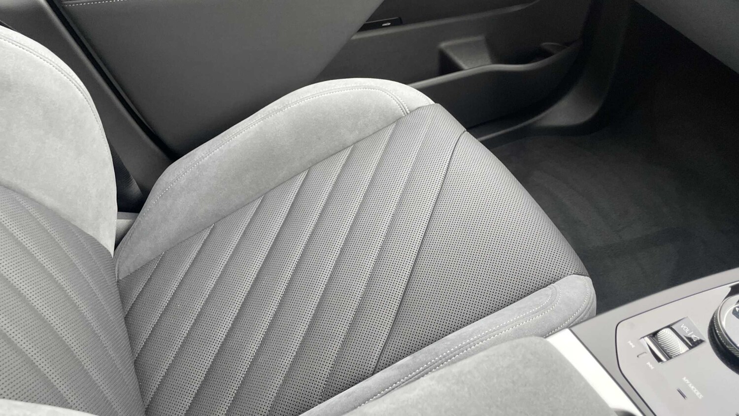 Used BMW iX 2025 for sale - 76262377: Photo 25