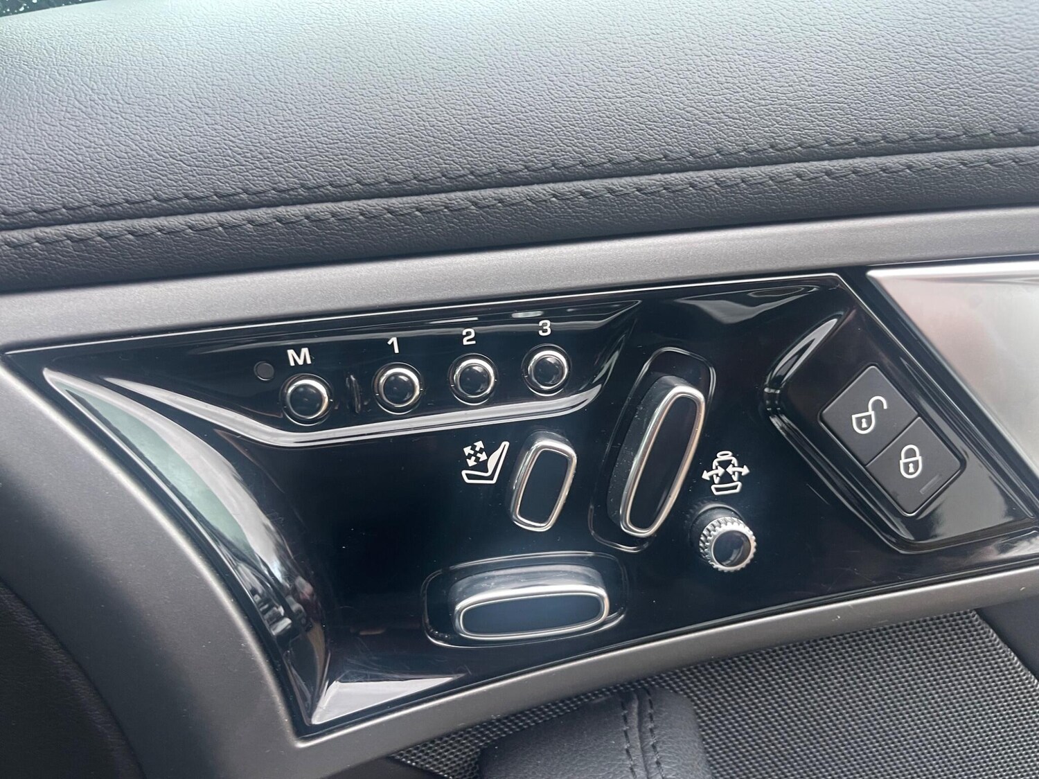 Used Jaguar F-Type 2015 for sale - 77739322: Photo 51