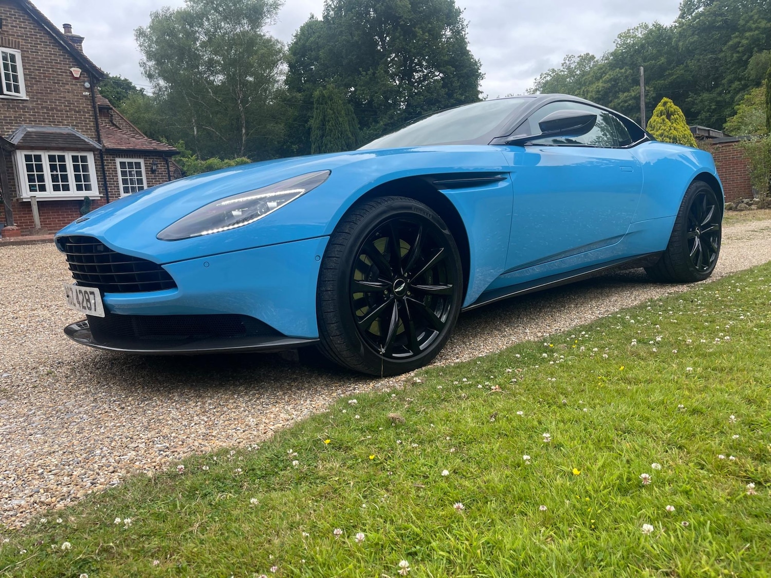 Used Aston Martin DB11 for sale - 77739307: Photo 2