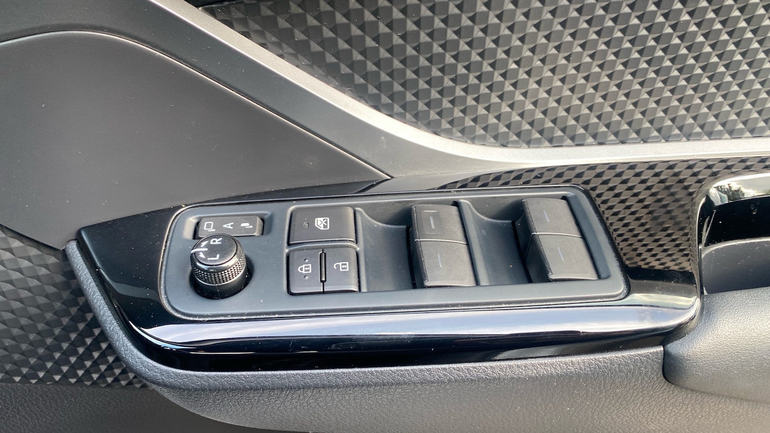 Used Toyota C-HR 2023 for sale - 76784860: Photo 24