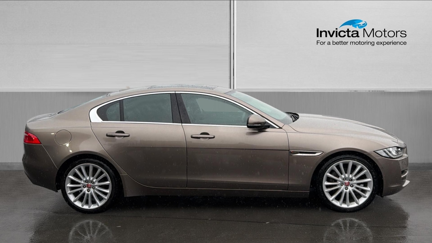 Used Jaguar XE 2017 for sale - 77721094: Photo 2