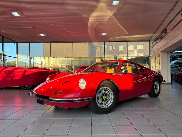 Used Ferrari Dino 246 GTS 1974 for sale - 73042447: Photo 1