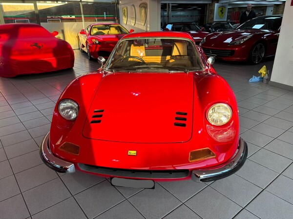 Used Ferrari Dino 246 GTS 1974 for sale - 73042447: Photo 2