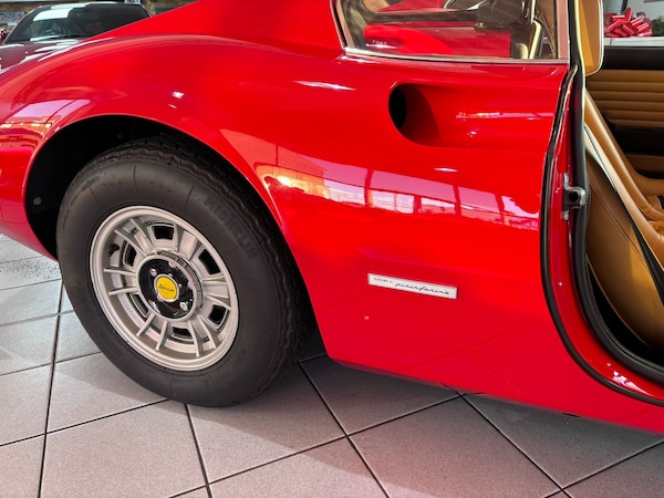 Used Ferrari Dino 246 GTS 1974 for sale - 73042447: Photo 6