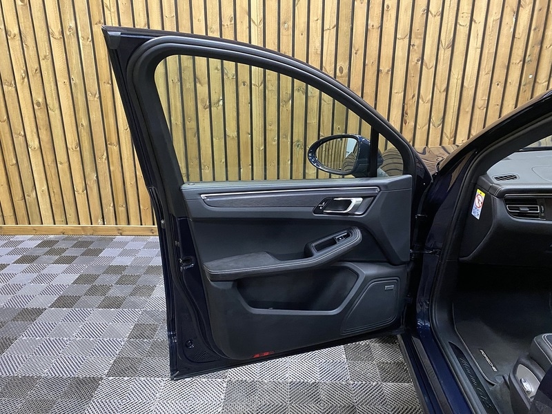 Used Porsche Macan 2021 for sale - 76510390: Photo 61