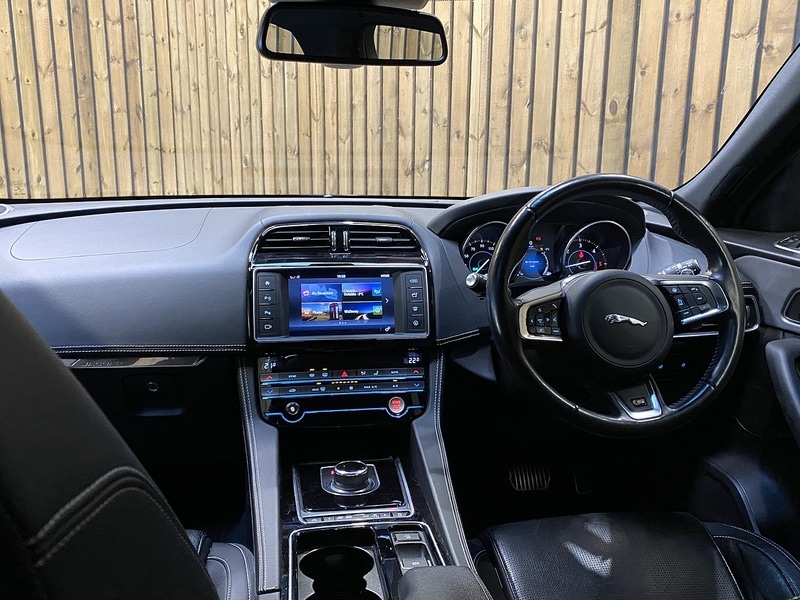 Used Jaguar F-Pace 2016 for sale - 76821328: Photo 5