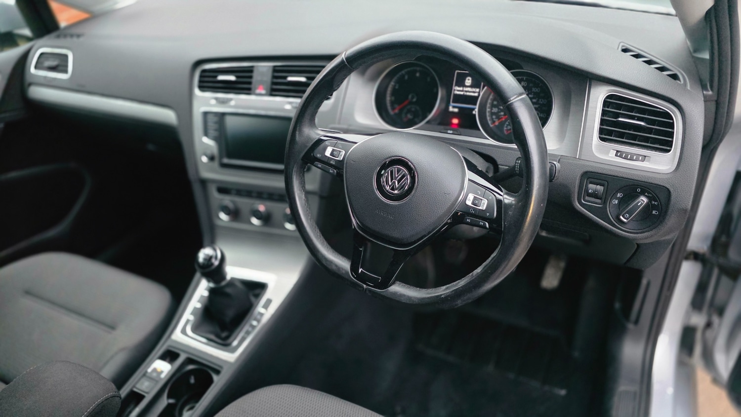 Used Volkswagen Golf 2017 for sale - 76972108: Photo 8