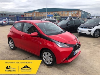 2015 (15) - 1.0 VVT-i x-play Hatchback 5dr Petrol 6 STAMPS OF SERVICE