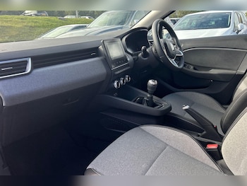 Used Renault Clio 2024 for sale - 75697311: Photo