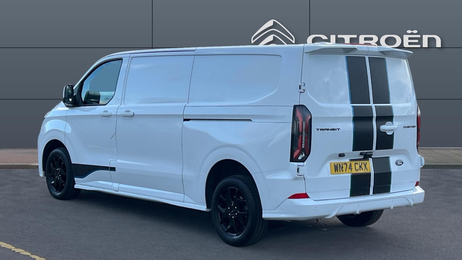 Used Ford Transit Custom 2024 for sale - 76517899: Photo 2