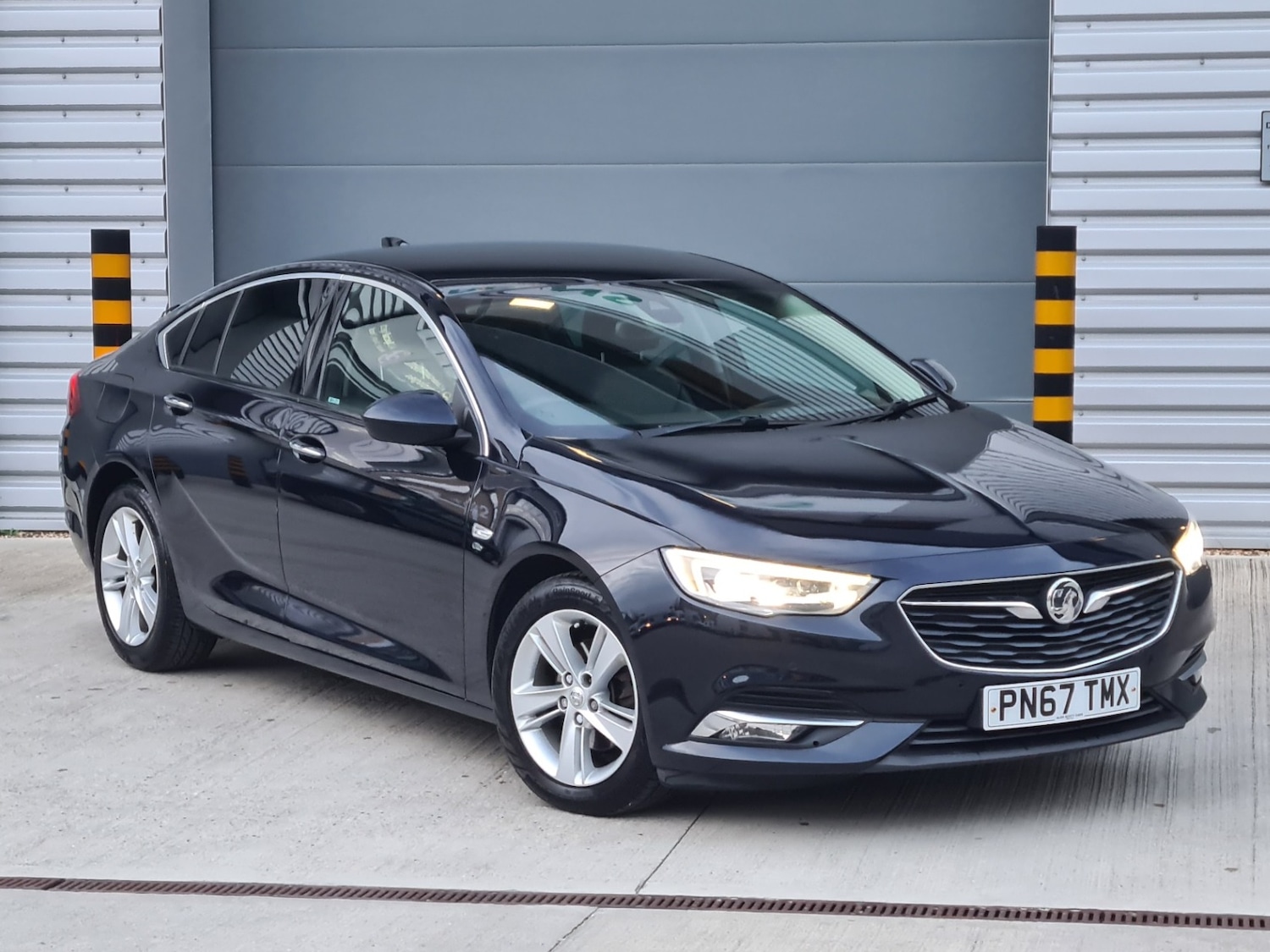 Used Vauxhall Insignia 2017 for sale - 76471422: Photo 2