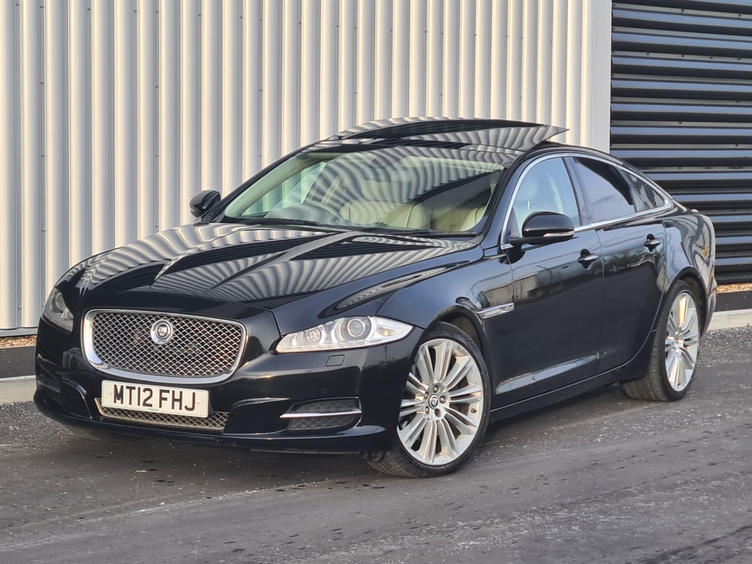 Used Jaguar XJ 2012 for sale - 77558860: Photo 2