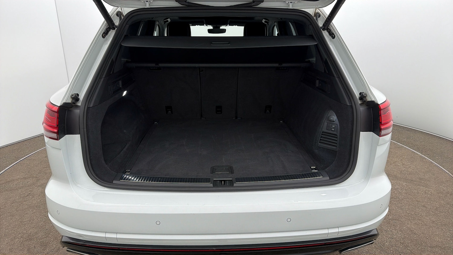 Used Volkswagen Touareg 2023 for sale - 77998613: Photo 16