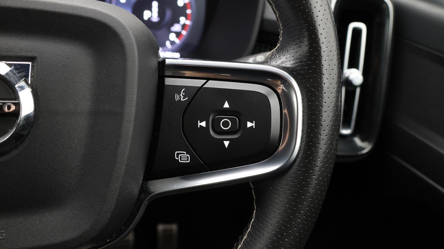 Used Volvo XC40 for sale - 76759687: Photo 25