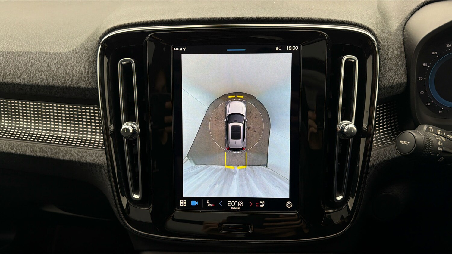 Used Volvo XC40 for sale - 77872343: Photo 25