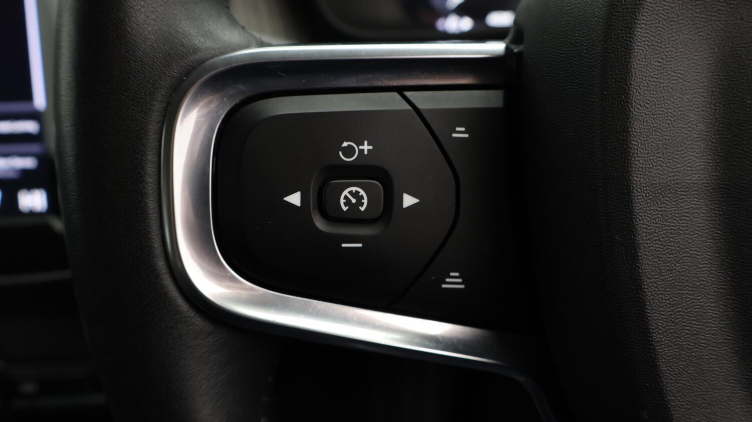 Used Volvo XC40 for sale - 76659129: Photo 24