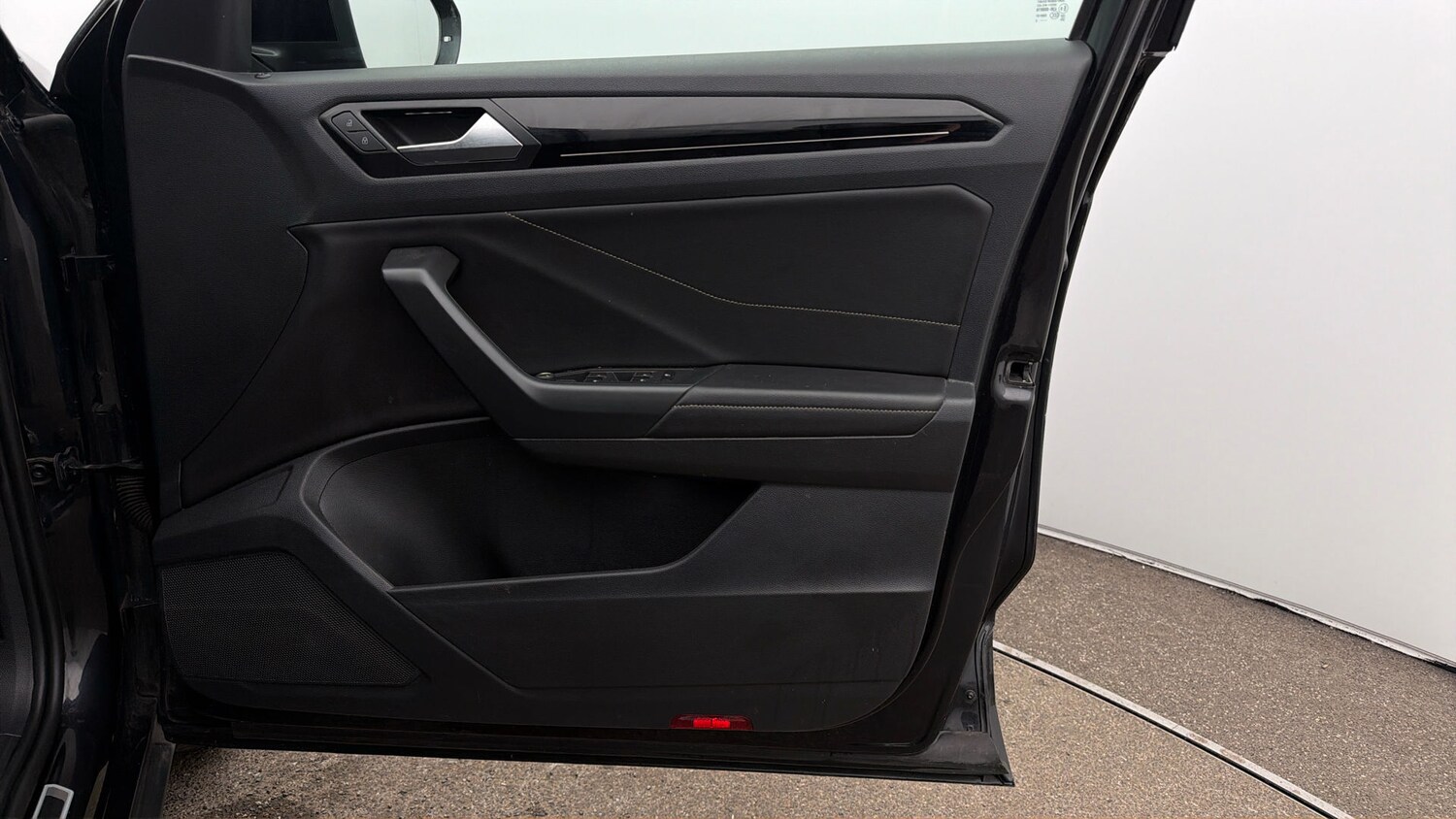 Used Volkswagen T-Roc 2023 for sale - 78150477: Photo 14