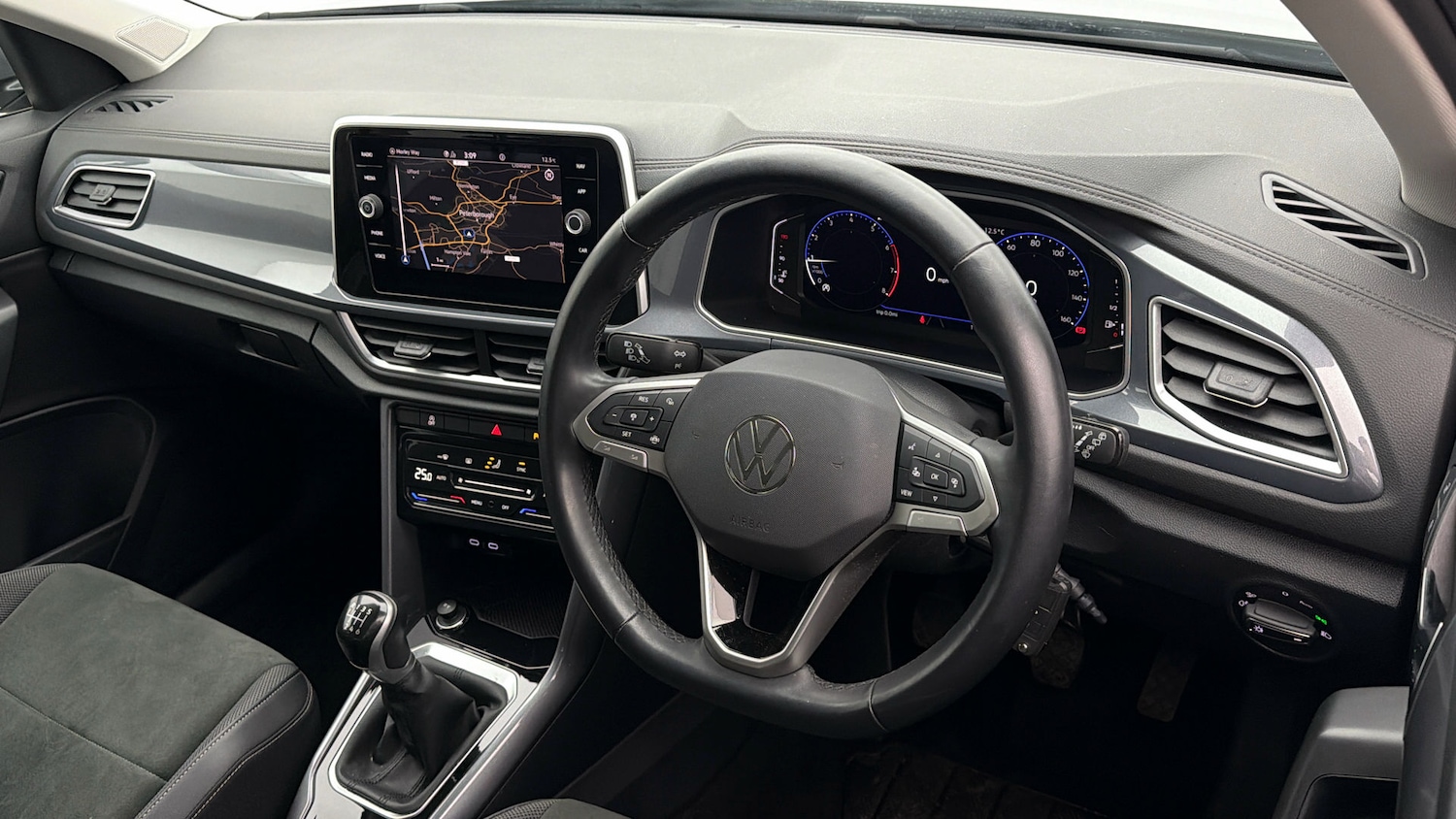 Used Volkswagen T-Roc 2023 for sale - 77947232: Photo 9