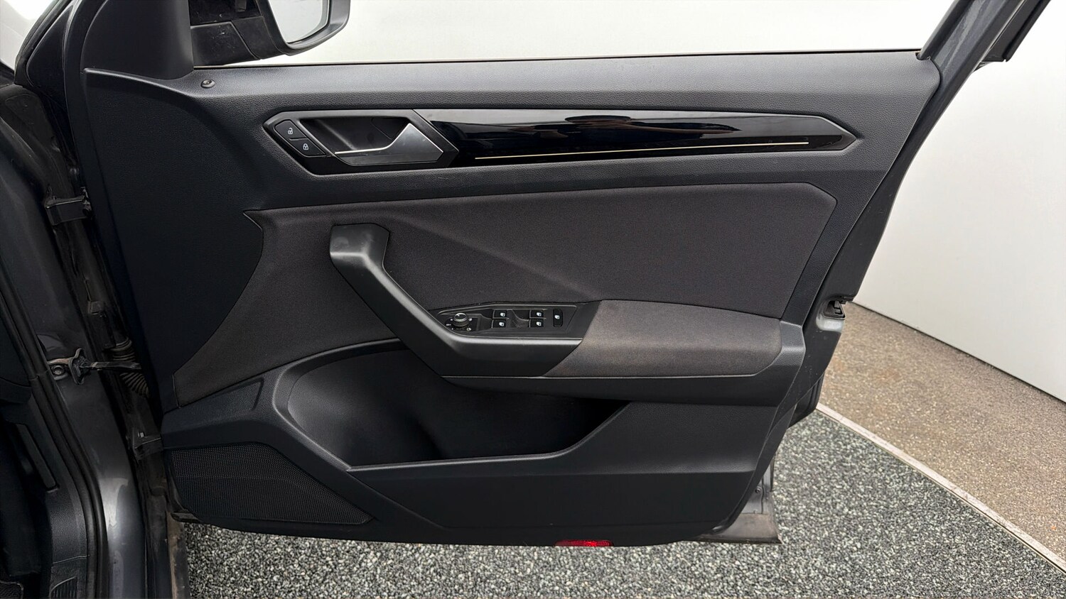 Used Volkswagen T-Roc for sale - 78176696: Photo 14