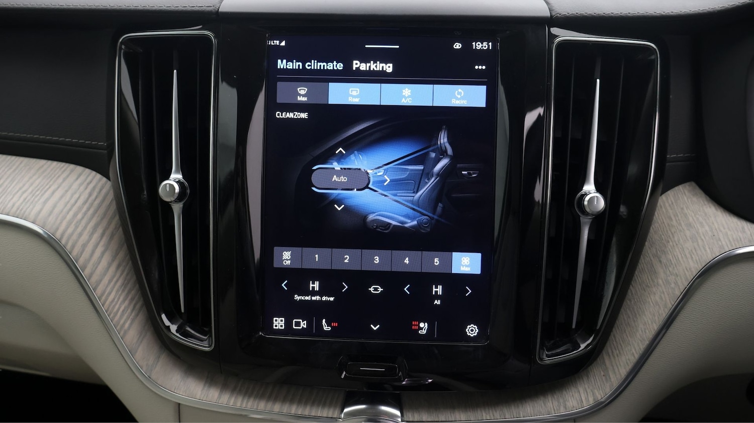 Used Volvo XC60 2023 for sale - 77365668: Photo 12