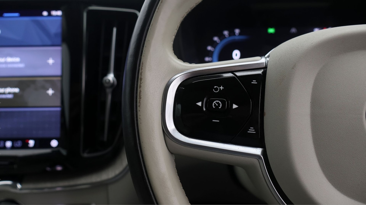 Used Volvo XC60 2023 for sale - 77365668: Photo 24