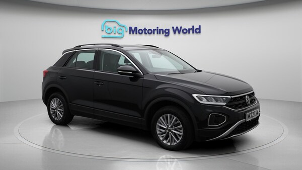 Used Volkswagen T-Roc 2022 for sale - 76153176: Photo 2