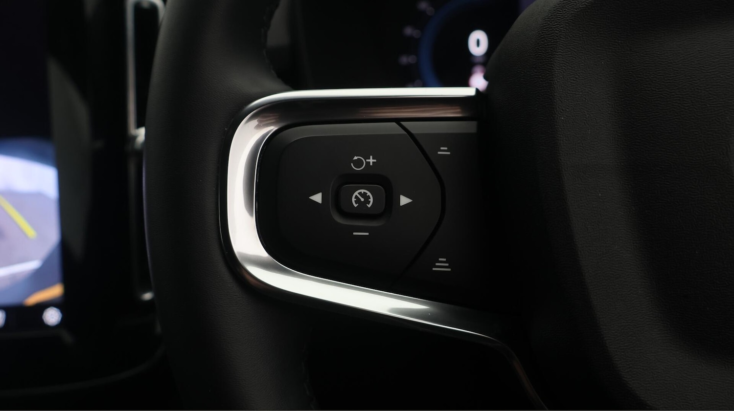 Used Volvo XC40 2023 for sale - 76388750: Photo 25