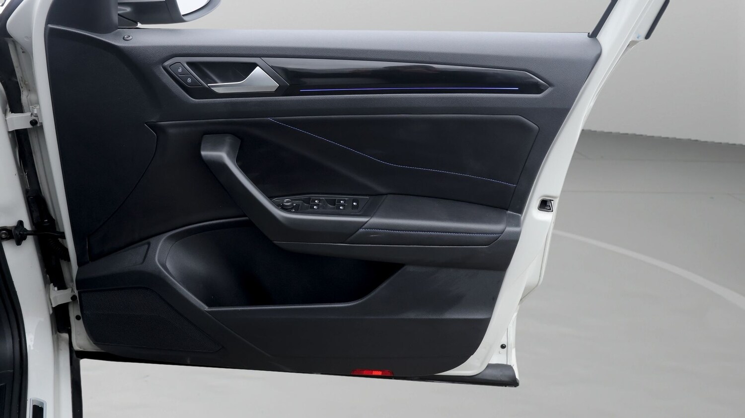 Used Volkswagen T-Roc 2023 for sale - 77296619: Photo 15