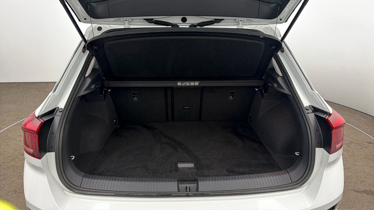 Used Volkswagen T-Roc for sale - 77816896: Photo 16