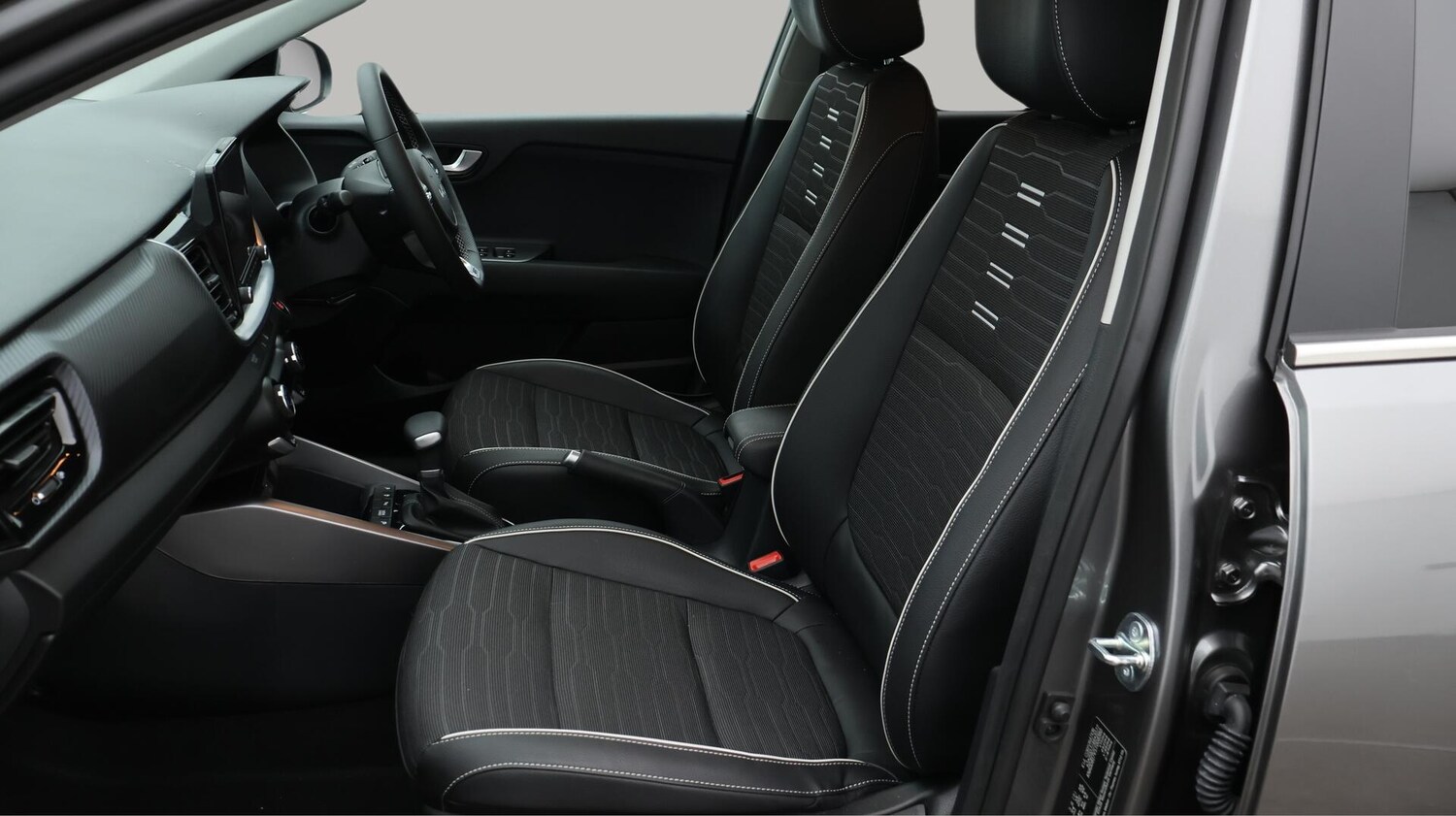 Used Kia Stonic 2024 for sale - 76457448: Photo 15