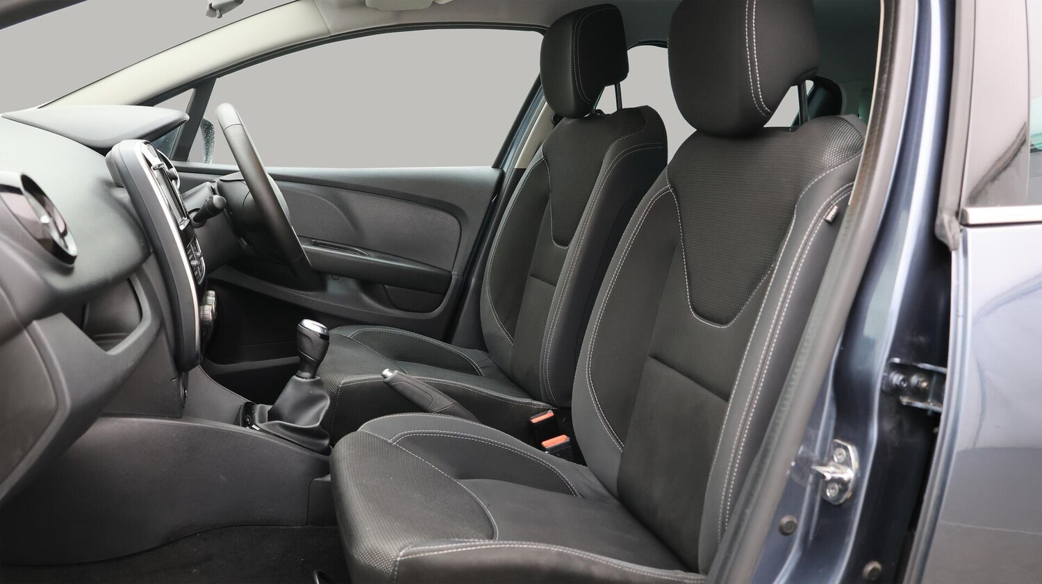 Used Renault Clio 2018 for sale - 76361169: Photo 15