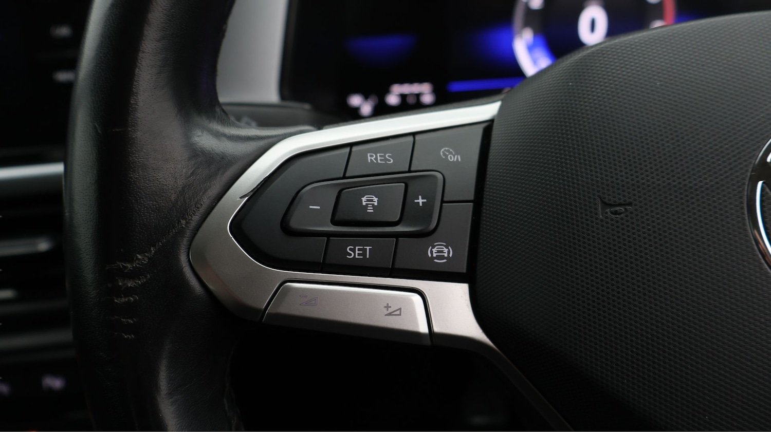 Used Volkswagen T-Roc 2023 for sale - 77137148: Photo 24