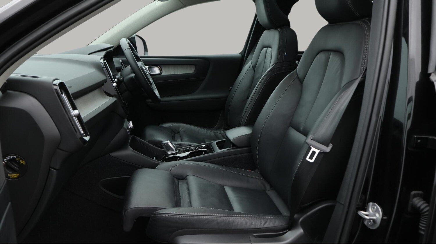Used Volvo XC40 2023 for sale - 76152639: Photo 15