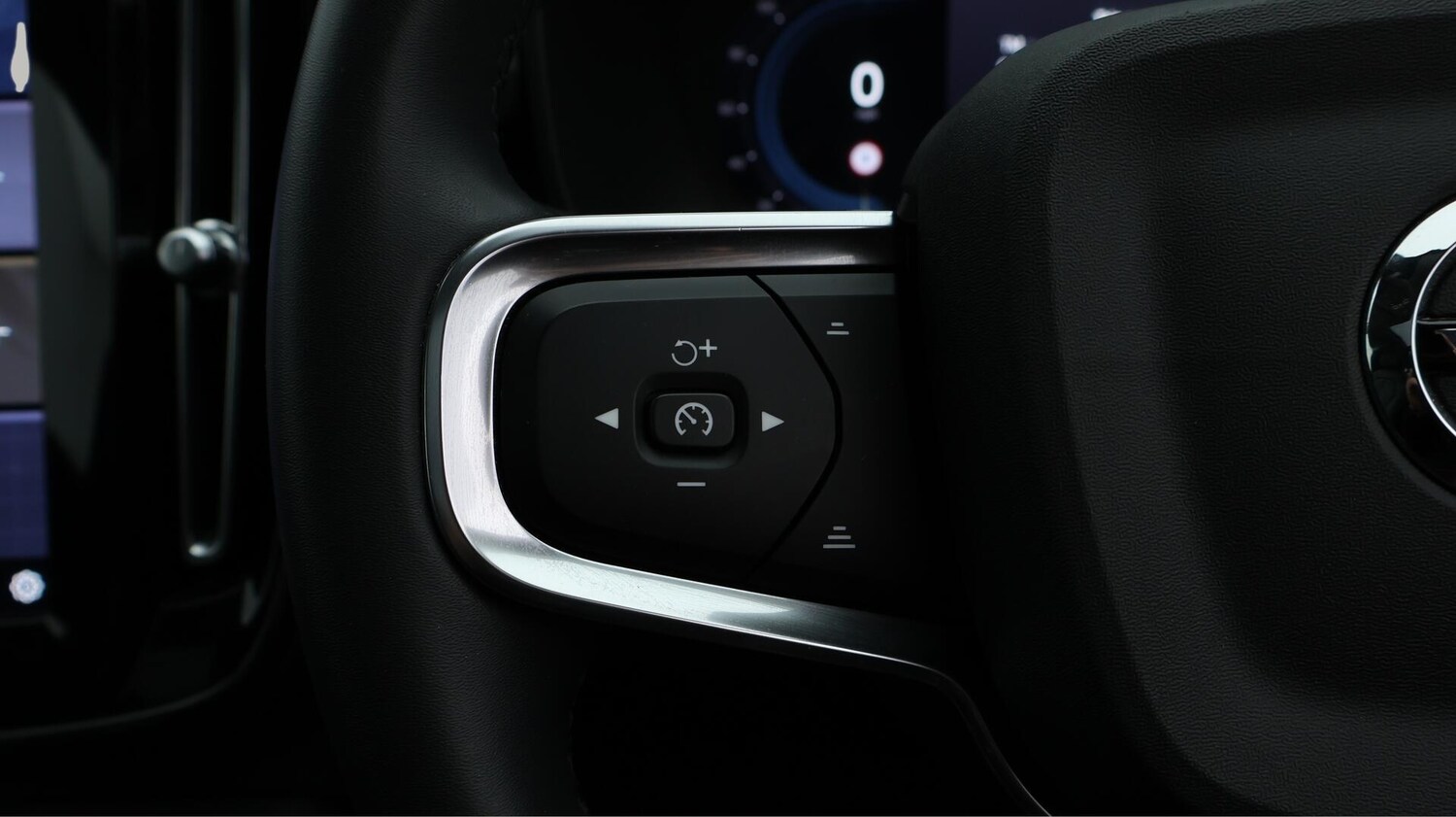 Used Volvo XC40 2023 for sale - 76152639: Photo 26