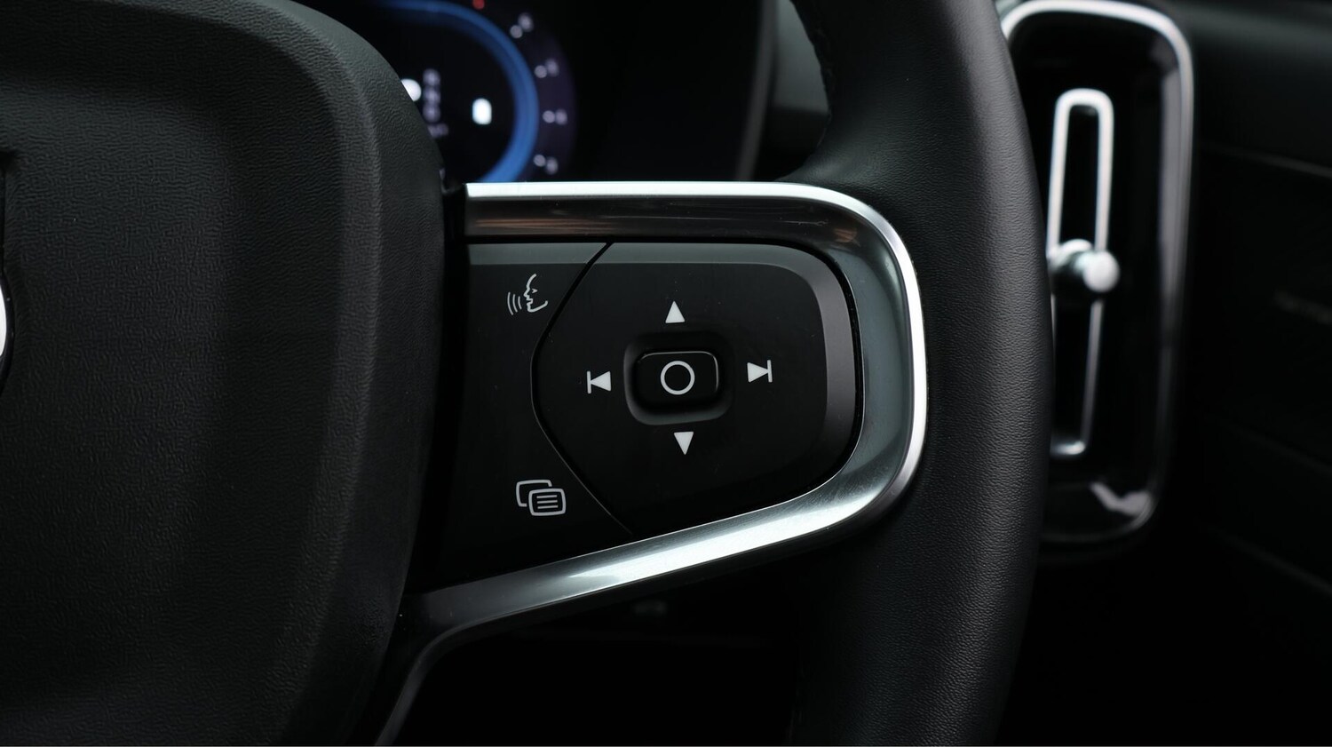 Used Volvo XC40 2023 for sale - 76152639: Photo 27