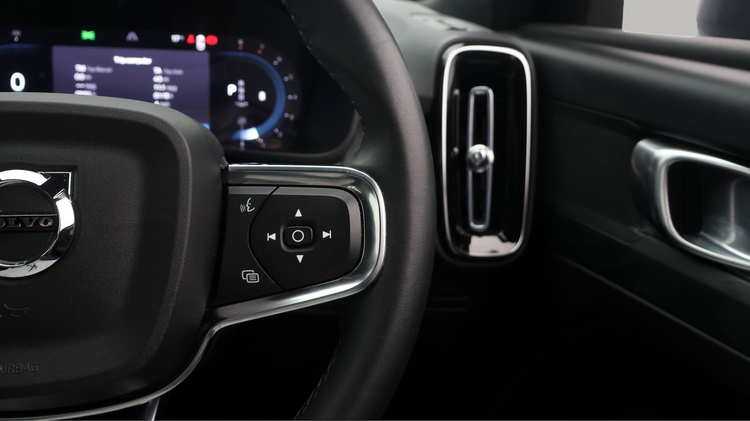 Used Volvo XC40 2023 for sale - 77679267: Photo 24