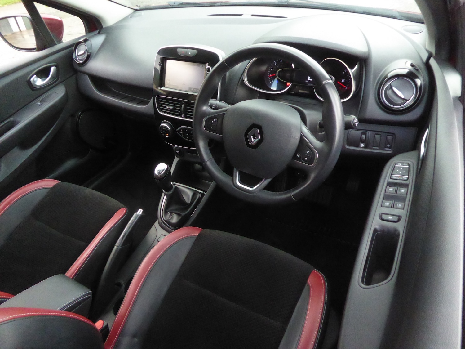 Used Renault Clio 2017 for sale - 76429392: Photo 11