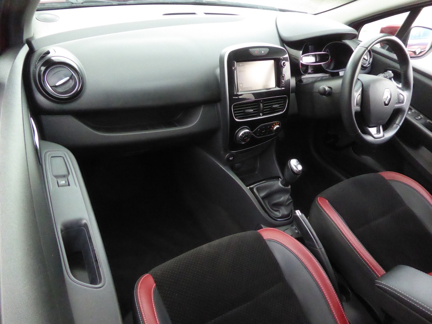 Used Renault Clio 2017 for sale - 76429392: Photo 12