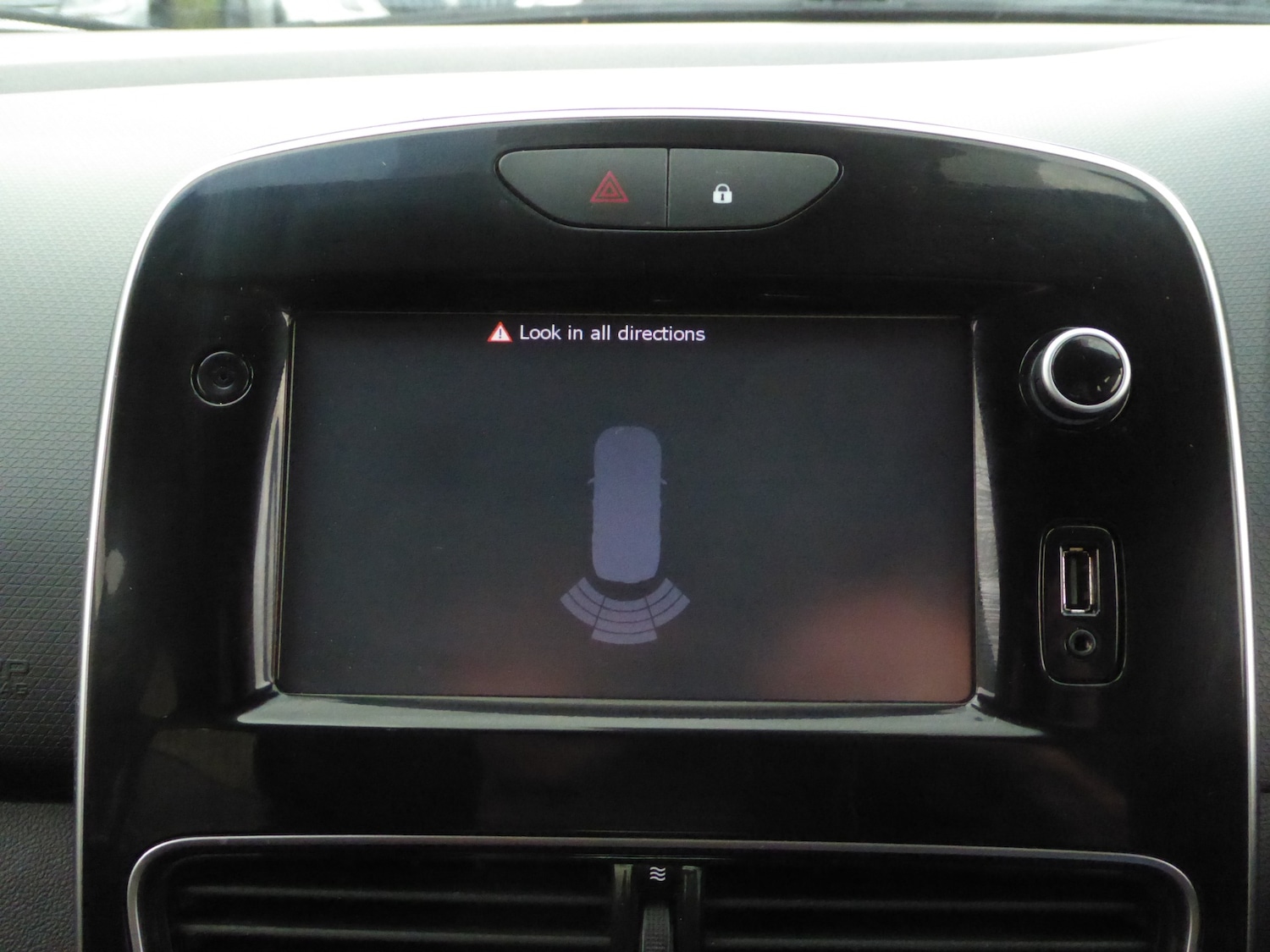 Used Renault Clio 2017 for sale - 76429392: Photo 18