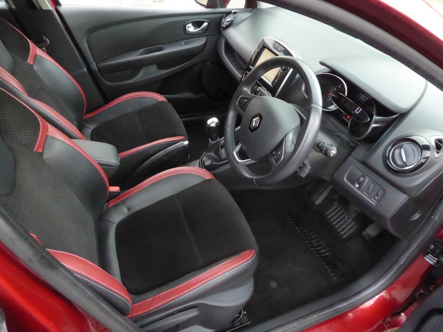 Used Renault Clio 2017 for sale - 76429392: Photo 20