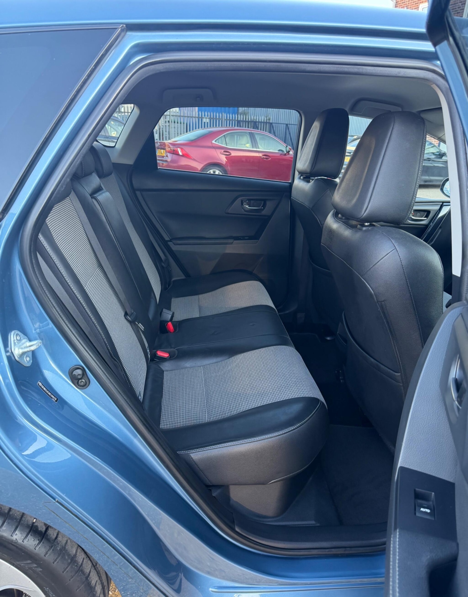 Used Toyota Auris 2015 for sale - 78001948: Photo 2