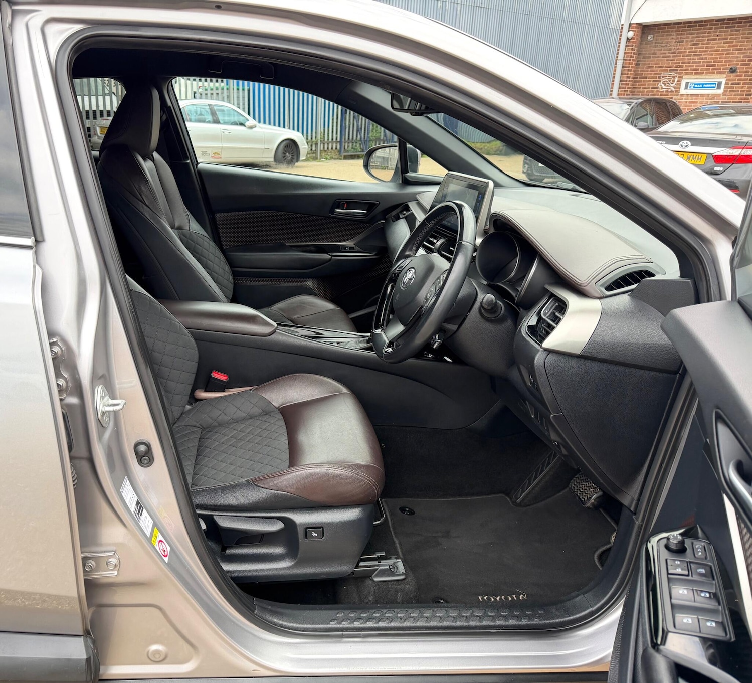 Used Toyota C-HR 2017 for sale - 78107178: Photo 2