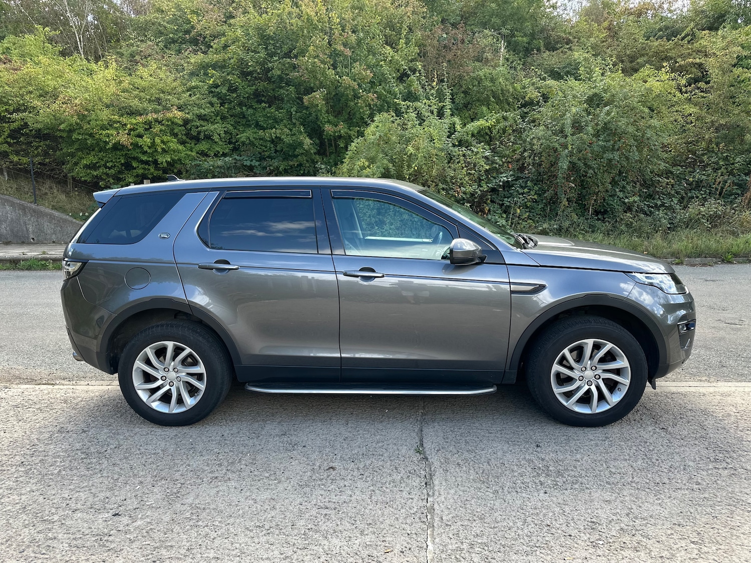 Used Land Rover Discovery Sport 2015 for sale - 77942412: Photo 2